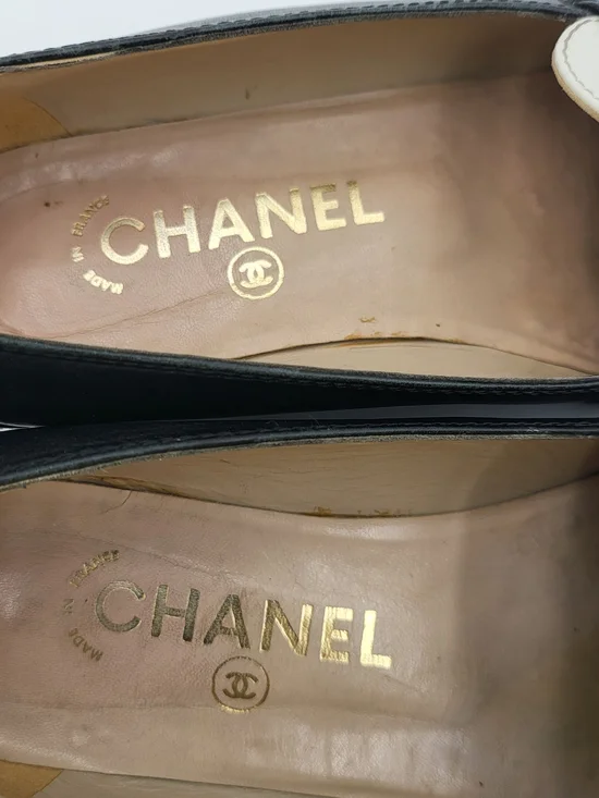 CHANEL Two-Tone Leather Loafers in Black & White. Authentic... - Picture 4 of 10